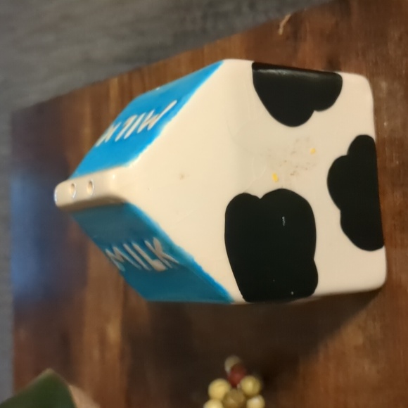 Cow milk bottle salt shaker - Picture 2 of 3